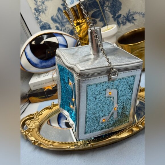 🆕 BETSEY JOHNSON 🧿 NWOT Mazel Light Up Dreidel Crossbody - Blue Glitter Kitsch - Picture 11 of 16
